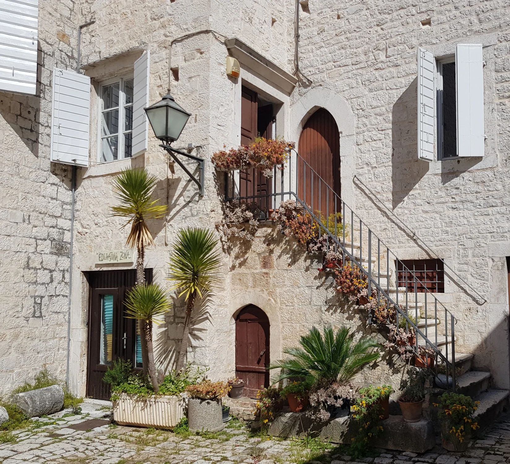 Marches de pierre près d’une maison côtière
