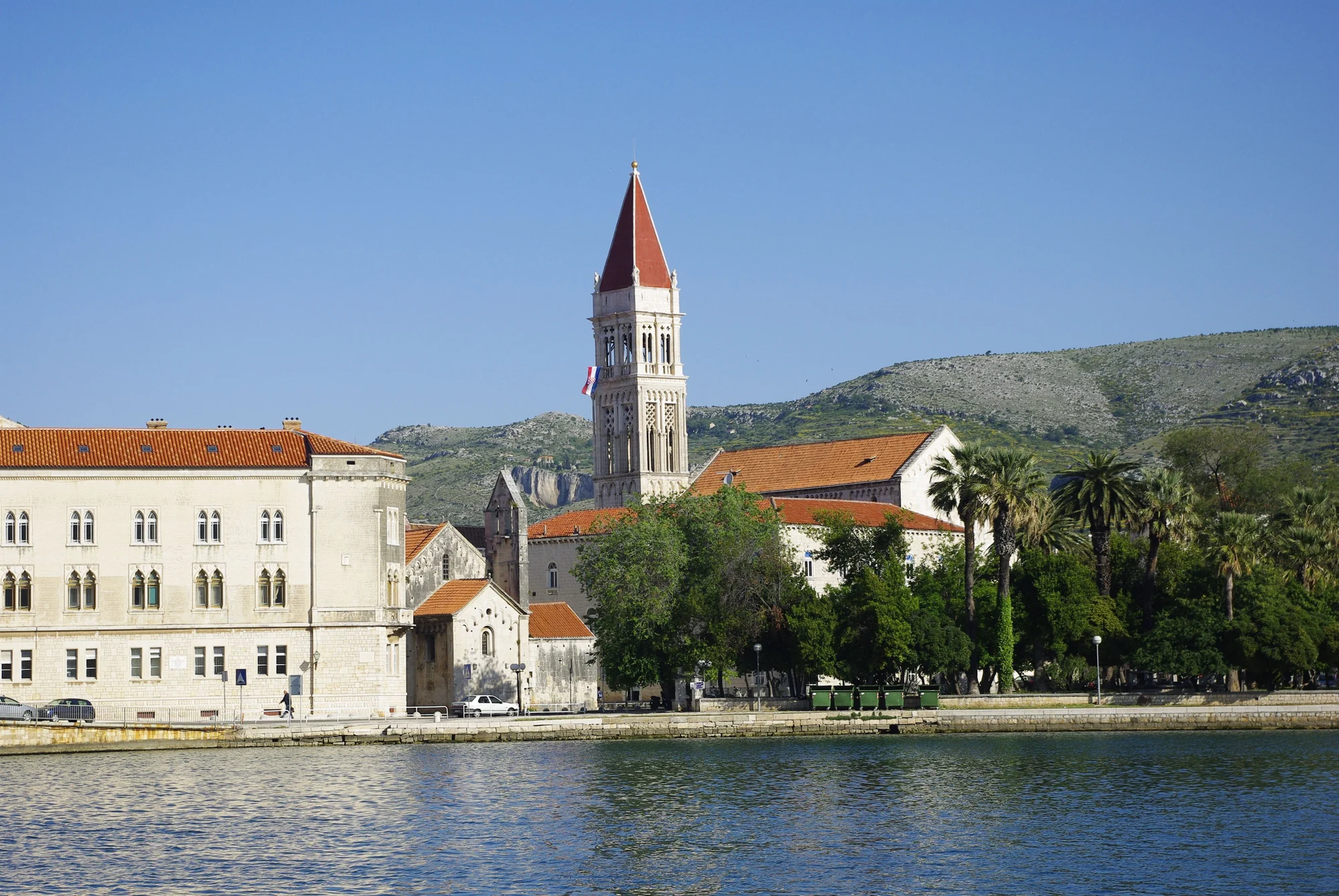 Vieille ville de Trogir au bord de l’eau